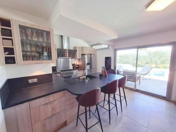 Villa rénovée, piscine avec abri, avec dépendance, 25 mn de Cannes