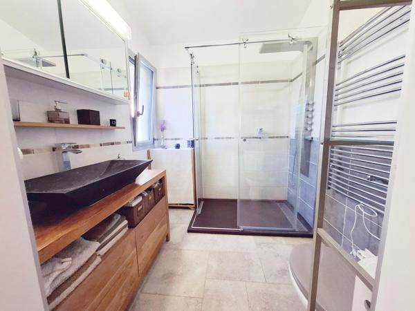 Villa rénovée, piscine avec abri, avec dépendance, 25 mn de Cannes