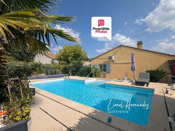 Maison individuelle de plain-pied avec piscine et terrain clos de 558m²