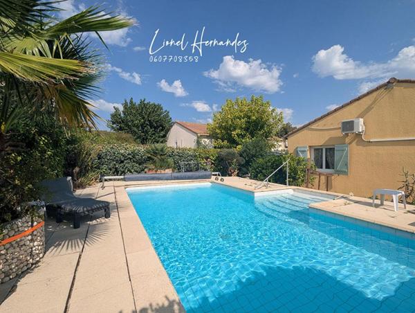 Maison individuelle de plain-pied avec piscine et terrain clos de 558m²