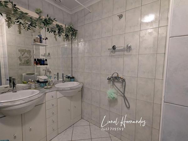 Maison individuelle de plain-pied avec piscine et terrain clos de 558m²