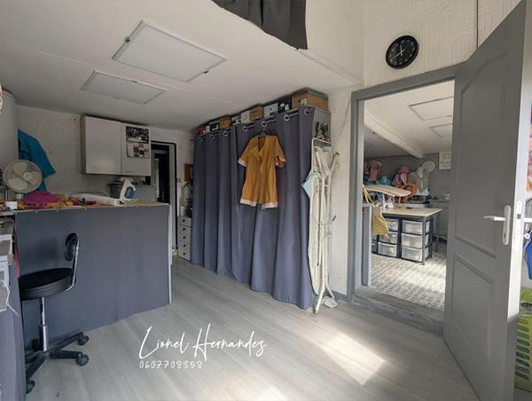 Maison individuelle de plain-pied avec piscine et terrain clos de 558m²