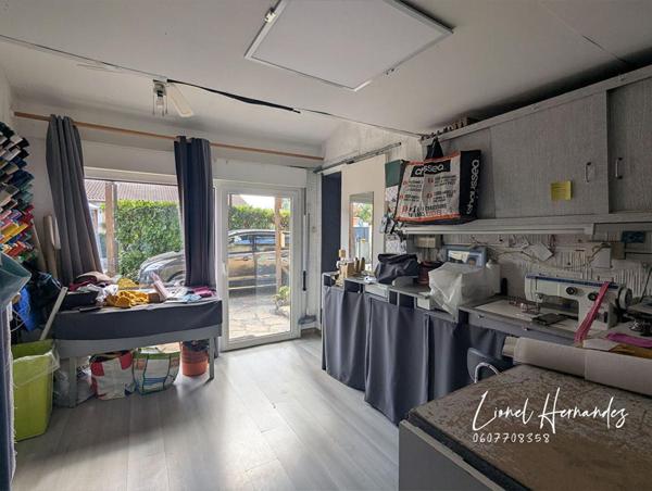 Maison individuelle de plain-pied avec piscine et terrain clos de 558m²
