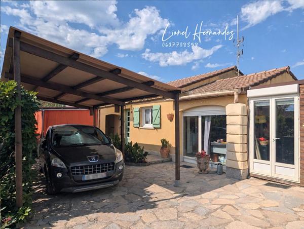 Maison individuelle de plain-pied avec piscine et terrain clos de 558m²