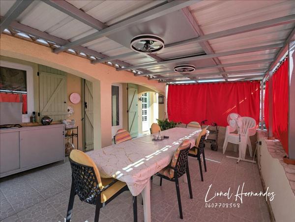 Maison individuelle de plain-pied avec piscine et terrain clos de 558m²
