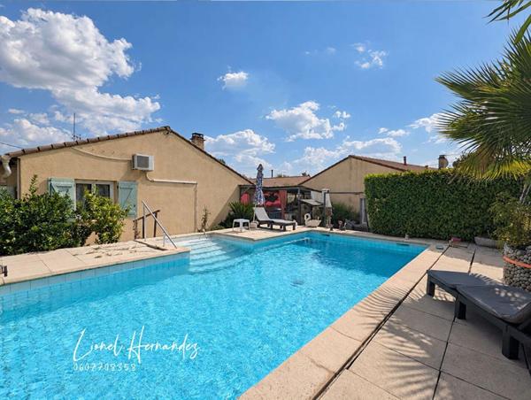 Maison individuelle de plain-pied avec piscine et terrain clos de 558m²
