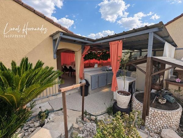 Maison individuelle de plain-pied avec piscine et terrain clos de 558m²