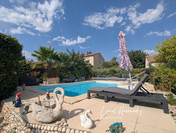 Maison individuelle de plain-pied avec piscine et terrain clos de 558m²