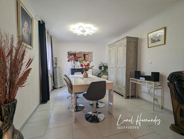 Maison individuelle de plain-pied avec piscine et terrain clos de 558m²