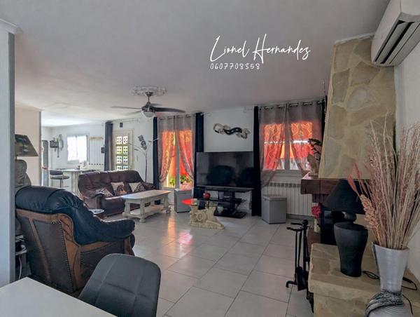 Maison individuelle de plain-pied avec piscine et terrain clos de 558m²