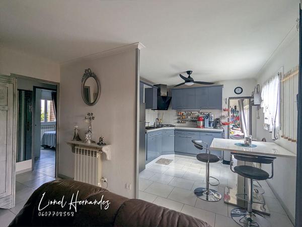 Maison individuelle de plain-pied avec piscine et terrain clos de 558m²