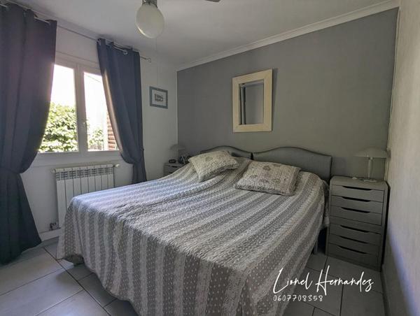 Maison individuelle de plain-pied avec piscine et terrain clos de 558m²