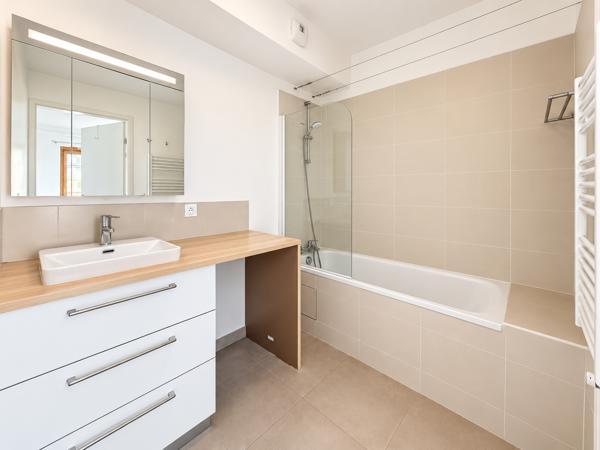 Appartement
         3 pièces
        - 63 m² Exclusivité 325 000 € *