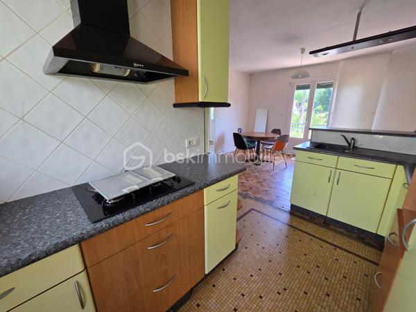 Magnifique maison sur rez-de-jardin à 44 m² à Chaulgnes.

Situé dans un joli coin de campagne à deux pas de l'accès à l'A77 et de toutes les commerce, commodités et écoles de la commune de Chaulgnes, nous vous présentons ce magnifique pavillon sur rez-de-jardin de 1975, d'une superficie habitable de 44 m², composée de 3 pièces, 2 chambres, cuisine aménagée et équipée, ouverte sur un salon séjour, salle d'eau avec wc, au rez-de-chaussée, buanderie, garage au sous-sol, balcon, le tout sur un beau terrain de 280 m², arboré entretenu et entièrement clos.

Cette maison dispose d'une véranda d'accueil donnant accès à une entrée avec une pièce de vie de 22 m² composée d'un espace cuisine aménagée ouvert sur un espace de salon séjour proposant un joli balcon bien orienté.
Cette pièce distribue une salle d'eau avec wc intégré, ainsi que de 2 chambres de 9,5 et 10 m².
En sous-sol, cette maison dispose d'un grand sous-sol de 43,5 m² avec un espace de garage de23m² ainsi qu'un atelier.

Tous les sols de cette maison sont en linoléum (salon, séjour, chambres), et en carrelage (salle d'eau et wc), elle comporte une isolation double vitrage pvc avec volets roulants mécaniques, un chauffage de type pompe à chaleur Air/Air (Climatisations réversibles),  ainsi qu'un ballon production d'eau chaude thermodynamique .
Elle possède des combles isolés et une toiture ardoisée..
A l’extérieur, cette maison dispose d'une parcelle d'environ 280 m² de terrain sans vis à vis, entièrement clôturé, arboré et entretenu.

Les plus: La qualité générale du bien, son coin de campagne tranquille dans un environnement calme proche des commodités du village, son aménagement intérieur, son mode chauffage, son sous sol et son garage.

Photos supplémentaires disponibles sur BSK IMMOBILIER > Nos conseillers > Olivier FRESLON
Pour tout renseignement complémentaire ou pour une visite, contactez moi au 07.62.78.13.13

Idéal pour un premier investissement ou pour une belle maison de campagne, cette maison est une belle opportunité à saisir!!!