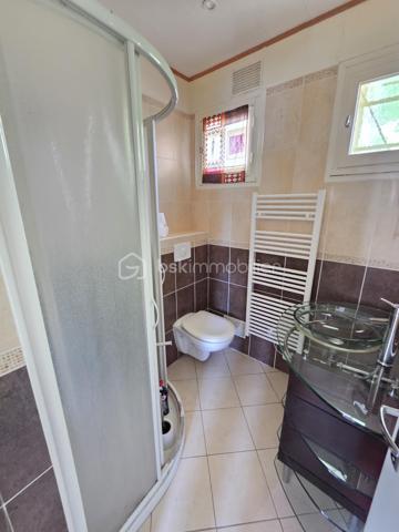 Magnifique maison sur rez-de-jardin à 44 m² à Chaulgnes.

Situé dans un joli coin de campagne à deux pas de l'accès à l'A77 et de toutes les commerce, commodités et écoles de la commune de Chaulgnes, nous vous présentons ce magnifique pavillon sur rez-de-jardin de 1975, d'une superficie habitable de 44 m², composée de 3 pièces, 2 chambres, cuisine aménagée et équipée, ouverte sur un salon séjour, salle d'eau avec wc, au rez-de-chaussée, buanderie, garage au sous-sol, balcon, le tout sur un beau terrain de 280 m², arboré entretenu et entièrement clos.

Cette maison dispose d'une véranda d'accueil donnant accès à une entrée avec une pièce de vie de 22 m² composée d'un espace cuisine aménagée ouvert sur un espace de salon séjour proposant un joli balcon bien orienté.
Cette pièce distribue une salle d'eau avec wc intégré, ainsi que de 2 chambres de 9,5 et 10 m².
En sous-sol, cette maison dispose d'un grand sous-sol de 43,5 m² avec un espace de garage de23m² ainsi qu'un atelier.

Tous les sols de cette maison sont en linoléum (salon, séjour, chambres), et en carrelage (salle d'eau et wc), elle comporte une isolation double vitrage pvc avec volets roulants mécaniques, un chauffage de type pompe à chaleur Air/Air (Climatisations réversibles),  ainsi qu'un ballon production d'eau chaude thermodynamique .
Elle possède des combles isolés et une toiture ardoisée..
A l’extérieur, cette maison dispose d'une parcelle d'environ 280 m² de terrain sans vis à vis, entièrement clôturé, arboré et entretenu.

Les plus: La qualité générale du bien, son coin de campagne tranquille dans un environnement calme proche des commodités du village, son aménagement intérieur, son mode chauffage, son sous sol et son garage.

Photos supplémentaires disponibles sur BSK IMMOBILIER > Nos conseillers > Olivier FRESLON
Pour tout renseignement complémentaire ou pour une visite, contactez moi au 07.62.78.13.13

Idéal pour un premier investissement ou pour une belle maison de campagne, cette maison est une belle opportunité à saisir!!!