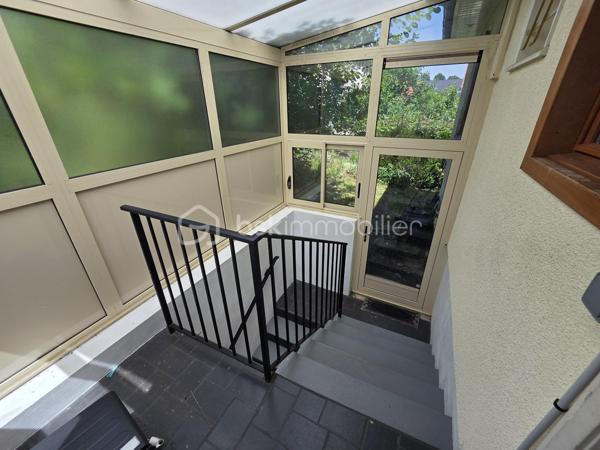 Magnifique maison sur rez-de-jardin à 44 m² à Chaulgnes.

Situé dans un joli coin de campagne à deux pas de l'accès à l'A77 et de toutes les commerce, commodités et écoles de la commune de Chaulgnes, nous vous présentons ce magnifique pavillon sur rez-de-jardin de 1975, d'une superficie habitable de 44 m², composée de 3 pièces, 2 chambres, cuisine aménagée et équipée, ouverte sur un salon séjour, salle d'eau avec wc, au rez-de-chaussée, buanderie, garage au sous-sol, balcon, le tout sur un beau terrain de 280 m², arboré entretenu et entièrement clos.

Cette maison dispose d'une véranda d'accueil donnant accès à une entrée avec une pièce de vie de 22 m² composée d'un espace cuisine aménagée ouvert sur un espace de salon séjour proposant un joli balcon bien orienté.
Cette pièce distribue une salle d'eau avec wc intégré, ainsi que de 2 chambres de 9,5 et 10 m².
En sous-sol, cette maison dispose d'un grand sous-sol de 43,5 m² avec un espace de garage de23m² ainsi qu'un atelier.

Tous les sols de cette maison sont en linoléum (salon, séjour, chambres), et en carrelage (salle d'eau et wc), elle comporte une isolation double vitrage pvc avec volets roulants mécaniques, un chauffage de type pompe à chaleur Air/Air (Climatisations réversibles),  ainsi qu'un ballon production d'eau chaude thermodynamique .
Elle possède des combles isolés et une toiture ardoisée..
A l’extérieur, cette maison dispose d'une parcelle d'environ 280 m² de terrain sans vis à vis, entièrement clôturé, arboré et entretenu.

Les plus: La qualité générale du bien, son coin de campagne tranquille dans un environnement calme proche des commodités du village, son aménagement intérieur, son mode chauffage, son sous sol et son garage.

Photos supplémentaires disponibles sur BSK IMMOBILIER > Nos conseillers > Olivier FRESLON
Pour tout renseignement complémentaire ou pour une visite, contactez moi au 07.62.78.13.13

Idéal pour un premier investissement ou pour une belle maison de campagne, cette maison est une belle opportunité à saisir!!!