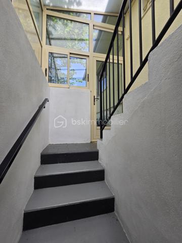 Magnifique maison sur rez-de-jardin à 44 m² à Chaulgnes.

Situé dans un joli coin de campagne à deux pas de l'accès à l'A77 et de toutes les commerce, commodités et écoles de la commune de Chaulgnes, nous vous présentons ce magnifique pavillon sur rez-de-jardin de 1975, d'une superficie habitable de 44 m², composée de 3 pièces, 2 chambres, cuisine aménagée et équipée, ouverte sur un salon séjour, salle d'eau avec wc, au rez-de-chaussée, buanderie, garage au sous-sol, balcon, le tout sur un beau terrain de 280 m², arboré entretenu et entièrement clos.

Cette maison dispose d'une véranda d'accueil donnant accès à une entrée avec une pièce de vie de 22 m² composée d'un espace cuisine aménagée ouvert sur un espace de salon séjour proposant un joli balcon bien orienté.
Cette pièce distribue une salle d'eau avec wc intégré, ainsi que de 2 chambres de 9,5 et 10 m².
En sous-sol, cette maison dispose d'un grand sous-sol de 43,5 m² avec un espace de garage de23m² ainsi qu'un atelier.

Tous les sols de cette maison sont en linoléum (salon, séjour, chambres), et en carrelage (salle d'eau et wc), elle comporte une isolation double vitrage pvc avec volets roulants mécaniques, un chauffage de type pompe à chaleur Air/Air (Climatisations réversibles),  ainsi qu'un ballon production d'eau chaude thermodynamique .
Elle possède des combles isolés et une toiture ardoisée..
A l’extérieur, cette maison dispose d'une parcelle d'environ 280 m² de terrain sans vis à vis, entièrement clôturé, arboré et entretenu.

Les plus: La qualité générale du bien, son coin de campagne tranquille dans un environnement calme proche des commodités du village, son aménagement intérieur, son mode chauffage, son sous sol et son garage.

Photos supplémentaires disponibles sur BSK IMMOBILIER > Nos conseillers > Olivier FRESLON
Pour tout renseignement complémentaire ou pour une visite, contactez moi au 07.62.78.13.13

Idéal pour un premier investissement ou pour une belle maison de campagne, cette maison est une belle opportunité à saisir!!!
