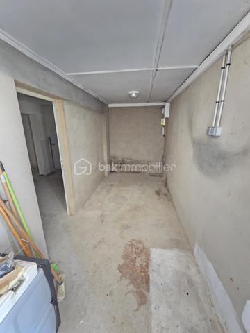 Magnifique maison sur rez-de-jardin à 44 m² à Chaulgnes.

Situé dans un joli coin de campagne à deux pas de l'accès à l'A77 et de toutes les commerce, commodités et écoles de la commune de Chaulgnes, nous vous présentons ce magnifique pavillon sur rez-de-jardin de 1975, d'une superficie habitable de 44 m², composée de 3 pièces, 2 chambres, cuisine aménagée et équipée, ouverte sur un salon séjour, salle d'eau avec wc, au rez-de-chaussée, buanderie, garage au sous-sol, balcon, le tout sur un beau terrain de 280 m², arboré entretenu et entièrement clos.

Cette maison dispose d'une véranda d'accueil donnant accès à une entrée avec une pièce de vie de 22 m² composée d'un espace cuisine aménagée ouvert sur un espace de salon séjour proposant un joli balcon bien orienté.
Cette pièce distribue une salle d'eau avec wc intégré, ainsi que de 2 chambres de 9,5 et 10 m².
En sous-sol, cette maison dispose d'un grand sous-sol de 43,5 m² avec un espace de garage de23m² ainsi qu'un atelier.

Tous les sols de cette maison sont en linoléum (salon, séjour, chambres), et en carrelage (salle d'eau et wc), elle comporte une isolation double vitrage pvc avec volets roulants mécaniques, un chauffage de type pompe à chaleur Air/Air (Climatisations réversibles),  ainsi qu'un ballon production d'eau chaude thermodynamique .
Elle possède des combles isolés et une toiture ardoisée..
A l’extérieur, cette maison dispose d'une parcelle d'environ 280 m² de terrain sans vis à vis, entièrement clôturé, arboré et entretenu.

Les plus: La qualité générale du bien, son coin de campagne tranquille dans un environnement calme proche des commodités du village, son aménagement intérieur, son mode chauffage, son sous sol et son garage.

Photos supplémentaires disponibles sur BSK IMMOBILIER > Nos conseillers > Olivier FRESLON
Pour tout renseignement complémentaire ou pour une visite, contactez moi au 07.62.78.13.13

Idéal pour un premier investissement ou pour une belle maison de campagne, cette maison est une belle opportunité à saisir!!!