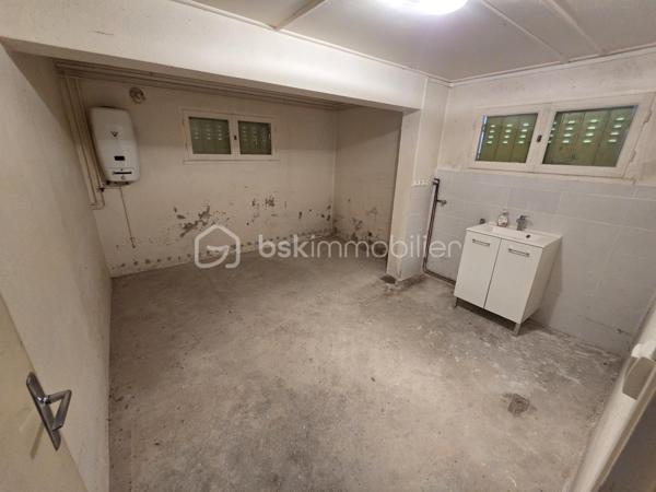 Magnifique maison sur rez-de-jardin à 44 m² à Chaulgnes.

Situé dans un joli coin de campagne à deux pas de l'accès à l'A77 et de toutes les commerce, commodités et écoles de la commune de Chaulgnes, nous vous présentons ce magnifique pavillon sur rez-de-jardin de 1975, d'une superficie habitable de 44 m², composée de 3 pièces, 2 chambres, cuisine aménagée et équipée, ouverte sur un salon séjour, salle d'eau avec wc, au rez-de-chaussée, buanderie, garage au sous-sol, balcon, le tout sur un beau terrain de 280 m², arboré entretenu et entièrement clos.

Cette maison dispose d'une véranda d'accueil donnant accès à une entrée avec une pièce de vie de 22 m² composée d'un espace cuisine aménagée ouvert sur un espace de salon séjour proposant un joli balcon bien orienté.
Cette pièce distribue une salle d'eau avec wc intégré, ainsi que de 2 chambres de 9,5 et 10 m².
En sous-sol, cette maison dispose d'un grand sous-sol de 43,5 m² avec un espace de garage de23m² ainsi qu'un atelier.

Tous les sols de cette maison sont en linoléum (salon, séjour, chambres), et en carrelage (salle d'eau et wc), elle comporte une isolation double vitrage pvc avec volets roulants mécaniques, un chauffage de type pompe à chaleur Air/Air (Climatisations réversibles),  ainsi qu'un ballon production d'eau chaude thermodynamique .
Elle possède des combles isolés et une toiture ardoisée..
A l’extérieur, cette maison dispose d'une parcelle d'environ 280 m² de terrain sans vis à vis, entièrement clôturé, arboré et entretenu.

Les plus: La qualité générale du bien, son coin de campagne tranquille dans un environnement calme proche des commodités du village, son aménagement intérieur, son mode chauffage, son sous sol et son garage.

Photos supplémentaires disponibles sur BSK IMMOBILIER > Nos conseillers > Olivier FRESLON
Pour tout renseignement complémentaire ou pour une visite, contactez moi au 07.62.78.13.13

Idéal pour un premier investissement ou pour une belle maison de campagne, cette maison est une belle opportunité à saisir!!!