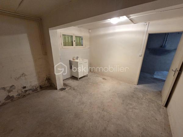 Magnifique maison sur rez-de-jardin à 44 m² à Chaulgnes.

Situé dans un joli coin de campagne à deux pas de l'accès à l'A77 et de toutes les commerce, commodités et écoles de la commune de Chaulgnes, nous vous présentons ce magnifique pavillon sur rez-de-jardin de 1975, d'une superficie habitable de 44 m², composée de 3 pièces, 2 chambres, cuisine aménagée et équipée, ouverte sur un salon séjour, salle d'eau avec wc, au rez-de-chaussée, buanderie, garage au sous-sol, balcon, le tout sur un beau terrain de 280 m², arboré entretenu et entièrement clos.

Cette maison dispose d'une véranda d'accueil donnant accès à une entrée avec une pièce de vie de 22 m² composée d'un espace cuisine aménagée ouvert sur un espace de salon séjour proposant un joli balcon bien orienté.
Cette pièce distribue une salle d'eau avec wc intégré, ainsi que de 2 chambres de 9,5 et 10 m².
En sous-sol, cette maison dispose d'un grand sous-sol de 43,5 m² avec un espace de garage de23m² ainsi qu'un atelier.

Tous les sols de cette maison sont en linoléum (salon, séjour, chambres), et en carrelage (salle d'eau et wc), elle comporte une isolation double vitrage pvc avec volets roulants mécaniques, un chauffage de type pompe à chaleur Air/Air (Climatisations réversibles),  ainsi qu'un ballon production d'eau chaude thermodynamique .
Elle possède des combles isolés et une toiture ardoisée..
A l’extérieur, cette maison dispose d'une parcelle d'environ 280 m² de terrain sans vis à vis, entièrement clôturé, arboré et entretenu.

Les plus: La qualité générale du bien, son coin de campagne tranquille dans un environnement calme proche des commodités du village, son aménagement intérieur, son mode chauffage, son sous sol et son garage.

Photos supplémentaires disponibles sur BSK IMMOBILIER > Nos conseillers > Olivier FRESLON
Pour tout renseignement complémentaire ou pour une visite, contactez moi au 07.62.78.13.13

Idéal pour un premier investissement ou pour une belle maison de campagne, cette maison est une belle opportunité à saisir!!!