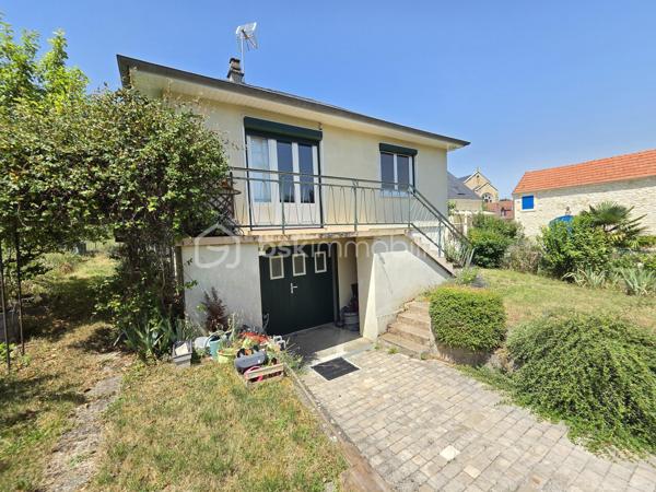 Magnifique maison sur rez-de-jardin à 44 m² à Chaulgnes.

Situé dans un joli coin de campagne à deux pas de l'accès à l'A77 et de toutes les commerce, commodités et écoles de la commune de Chaulgnes, nous vous présentons ce magnifique pavillon sur rez-de-jardin de 1975, d'une superficie habitable de 44 m², composée de 3 pièces, 2 chambres, cuisine aménagée et équipée, ouverte sur un salon séjour, salle d'eau avec wc, au rez-de-chaussée, buanderie, garage au sous-sol, balcon, le tout sur un beau terrain de 280 m², arboré entretenu et entièrement clos.

Cette maison dispose d'une véranda d'accueil donnant accès à une entrée avec une pièce de vie de 22 m² composée d'un espace cuisine aménagée ouvert sur un espace de salon séjour proposant un joli balcon bien orienté.
Cette pièce distribue une salle d'eau avec wc intégré, ainsi que de 2 chambres de 9,5 et 10 m².
En sous-sol, cette maison dispose d'un grand sous-sol de 43,5 m² avec un espace de garage de23m² ainsi qu'un atelier.

Tous les sols de cette maison sont en linoléum (salon, séjour, chambres), et en carrelage (salle d'eau et wc), elle comporte une isolation double vitrage pvc avec volets roulants mécaniques, un chauffage de type pompe à chaleur Air/Air (Climatisations réversibles),  ainsi qu'un ballon production d'eau chaude thermodynamique .
Elle possède des combles isolés et une toiture ardoisée..
A l’extérieur, cette maison dispose d'une parcelle d'environ 280 m² de terrain sans vis à vis, entièrement clôturé, arboré et entretenu.

Les plus: La qualité générale du bien, son coin de campagne tranquille dans un environnement calme proche des commodités du village, son aménagement intérieur, son mode chauffage, son sous sol et son garage.

Photos supplémentaires disponibles sur BSK IMMOBILIER > Nos conseillers > Olivier FRESLON
Pour tout renseignement complémentaire ou pour une visite, contactez moi au 07.62.78.13.13

Idéal pour un premier investissement ou pour une belle maison de campagne, cette maison est une belle opportunité à saisir!!!
