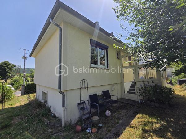 Magnifique maison sur rez-de-jardin à 44 m² à Chaulgnes.

Situé dans un joli coin de campagne à deux pas de l'accès à l'A77 et de toutes les commerce, commodités et écoles de la commune de Chaulgnes, nous vous présentons ce magnifique pavillon sur rez-de-jardin de 1975, d'une superficie habitable de 44 m², composée de 3 pièces, 2 chambres, cuisine aménagée et équipée, ouverte sur un salon séjour, salle d'eau avec wc, au rez-de-chaussée, buanderie, garage au sous-sol, balcon, le tout sur un beau terrain de 280 m², arboré entretenu et entièrement clos.

Cette maison dispose d'une véranda d'accueil donnant accès à une entrée avec une pièce de vie de 22 m² composée d'un espace cuisine aménagée ouvert sur un espace de salon séjour proposant un joli balcon bien orienté.
Cette pièce distribue une salle d'eau avec wc intégré, ainsi que de 2 chambres de 9,5 et 10 m².
En sous-sol, cette maison dispose d'un grand sous-sol de 43,5 m² avec un espace de garage de23m² ainsi qu'un atelier.

Tous les sols de cette maison sont en linoléum (salon, séjour, chambres), et en carrelage (salle d'eau et wc), elle comporte une isolation double vitrage pvc avec volets roulants mécaniques, un chauffage de type pompe à chaleur Air/Air (Climatisations réversibles),  ainsi qu'un ballon production d'eau chaude thermodynamique .
Elle possède des combles isolés et une toiture ardoisée..
A l’extérieur, cette maison dispose d'une parcelle d'environ 280 m² de terrain sans vis à vis, entièrement clôturé, arboré et entretenu.

Les plus: La qualité générale du bien, son coin de campagne tranquille dans un environnement calme proche des commodités du village, son aménagement intérieur, son mode chauffage, son sous sol et son garage.

Photos supplémentaires disponibles sur BSK IMMOBILIER > Nos conseillers > Olivier FRESLON
Pour tout renseignement complémentaire ou pour une visite, contactez moi au 07.62.78.13.13

Idéal pour un premier investissement ou pour une belle maison de campagne, cette maison est une belle opportunité à saisir!!!