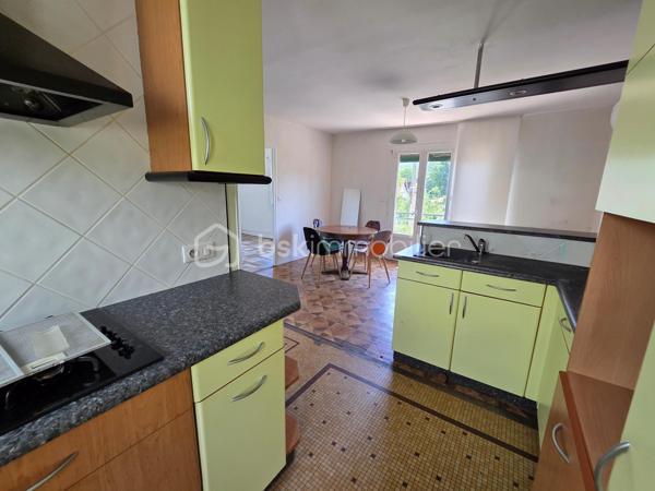 Magnifique maison sur rez-de-jardin à 44 m² à Chaulgnes.

Situé dans un joli coin de campagne à deux pas de l'accès à l'A77 et de toutes les commerce, commodités et écoles de la commune de Chaulgnes, nous vous présentons ce magnifique pavillon sur rez-de-jardin de 1975, d'une superficie habitable de 44 m², composée de 3 pièces, 2 chambres, cuisine aménagée et équipée, ouverte sur un salon séjour, salle d'eau avec wc, au rez-de-chaussée, buanderie, garage au sous-sol, balcon, le tout sur un beau terrain de 280 m², arboré entretenu et entièrement clos.

Cette maison dispose d'une véranda d'accueil donnant accès à une entrée avec une pièce de vie de 22 m² composée d'un espace cuisine aménagée ouvert sur un espace de salon séjour proposant un joli balcon bien orienté.
Cette pièce distribue une salle d'eau avec wc intégré, ainsi que de 2 chambres de 9,5 et 10 m².
En sous-sol, cette maison dispose d'un grand sous-sol de 43,5 m² avec un espace de garage de23m² ainsi qu'un atelier.

Tous les sols de cette maison sont en linoléum (salon, séjour, chambres), et en carrelage (salle d'eau et wc), elle comporte une isolation double vitrage pvc avec volets roulants mécaniques, un chauffage de type pompe à chaleur Air/Air (Climatisations réversibles),  ainsi qu'un ballon production d'eau chaude thermodynamique .
Elle possède des combles isolés et une toiture ardoisée..
A l’extérieur, cette maison dispose d'une parcelle d'environ 280 m² de terrain sans vis à vis, entièrement clôturé, arboré et entretenu.

Les plus: La qualité générale du bien, son coin de campagne tranquille dans un environnement calme proche des commodités du village, son aménagement intérieur, son mode chauffage, son sous sol et son garage.

Photos supplémentaires disponibles sur BSK IMMOBILIER > Nos conseillers > Olivier FRESLON
Pour tout renseignement complémentaire ou pour une visite, contactez moi au 07.62.78.13.13

Idéal pour un premier investissement ou pour une belle maison de campagne, cette maison est une belle opportunité à saisir!!!