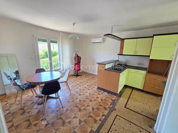 Magnifique maison sur rez-de-jardin à 44 m² à Chaulgnes.

Situé dans un joli coin de campagne à deux pas de l'accès à l'A77 et de toutes les commerce, commodités et écoles de la commune de Chaulgnes, nous vous présentons ce magnifique pavillon sur rez-de-jardin de 1975, d'une superficie habitable de 44 m², composée de 3 pièces, 2 chambres, cuisine aménagée et équipée, ouverte sur un salon séjour, salle d'eau avec wc, au rez-de-chaussée, buanderie, garage au sous-sol, balcon, le tout sur un beau terrain de 280 m², arboré entretenu et entièrement clos.

Cette maison dispose d'une véranda d'accueil donnant accès à une entrée avec une pièce de vie de 22 m² composée d'un espace cuisine aménagée ouvert sur un espace de salon séjour proposant un joli balcon bien orienté.
Cette pièce distribue une salle d'eau avec wc intégré, ainsi que de 2 chambres de 9,5 et 10 m².
En sous-sol, cette maison dispose d'un grand sous-sol de 43,5 m² avec un espace de garage de23m² ainsi qu'un atelier.

Tous les sols de cette maison sont en linoléum (salon, séjour, chambres), et en carrelage (salle d'eau et wc), elle comporte une isolation double vitrage pvc avec volets roulants mécaniques, un chauffage de type pompe à chaleur Air/Air (Climatisations réversibles),  ainsi qu'un ballon production d'eau chaude thermodynamique .
Elle possède des combles isolés et une toiture ardoisée..
A l’extérieur, cette maison dispose d'une parcelle d'environ 280 m² de terrain sans vis à vis, entièrement clôturé, arboré et entretenu.

Les plus: La qualité générale du bien, son coin de campagne tranquille dans un environnement calme proche des commodités du village, son aménagement intérieur, son mode chauffage, son sous sol et son garage.

Photos supplémentaires disponibles sur BSK IMMOBILIER > Nos conseillers > Olivier FRESLON
Pour tout renseignement complémentaire ou pour une visite, contactez moi au 07.62.78.13.13

Idéal pour un premier investissement ou pour une belle maison de campagne, cette maison est une belle opportunité à saisir!!!
