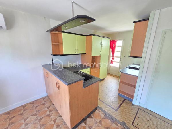 Magnifique maison sur rez-de-jardin à 44 m² à Chaulgnes.

Situé dans un joli coin de campagne à deux pas de l'accès à l'A77 et de toutes les commerce, commodités et écoles de la commune de Chaulgnes, nous vous présentons ce magnifique pavillon sur rez-de-jardin de 1975, d'une superficie habitable de 44 m², composée de 3 pièces, 2 chambres, cuisine aménagée et équipée, ouverte sur un salon séjour, salle d'eau avec wc, au rez-de-chaussée, buanderie, garage au sous-sol, balcon, le tout sur un beau terrain de 280 m², arboré entretenu et entièrement clos.

Cette maison dispose d'une véranda d'accueil donnant accès à une entrée avec une pièce de vie de 22 m² composée d'un espace cuisine aménagée ouvert sur un espace de salon séjour proposant un joli balcon bien orienté.
Cette pièce distribue une salle d'eau avec wc intégré, ainsi que de 2 chambres de 9,5 et 10 m².
En sous-sol, cette maison dispose d'un grand sous-sol de 43,5 m² avec un espace de garage de23m² ainsi qu'un atelier.

Tous les sols de cette maison sont en linoléum (salon, séjour, chambres), et en carrelage (salle d'eau et wc), elle comporte une isolation double vitrage pvc avec volets roulants mécaniques, un chauffage de type pompe à chaleur Air/Air (Climatisations réversibles),  ainsi qu'un ballon production d'eau chaude thermodynamique .
Elle possède des combles isolés et une toiture ardoisée..
A l’extérieur, cette maison dispose d'une parcelle d'environ 280 m² de terrain sans vis à vis, entièrement clôturé, arboré et entretenu.

Les plus: La qualité générale du bien, son coin de campagne tranquille dans un environnement calme proche des commodités du village, son aménagement intérieur, son mode chauffage, son sous sol et son garage.

Photos supplémentaires disponibles sur BSK IMMOBILIER > Nos conseillers > Olivier FRESLON
Pour tout renseignement complémentaire ou pour une visite, contactez moi au 07.62.78.13.13

Idéal pour un premier investissement ou pour une belle maison de campagne, cette maison est une belle opportunité à saisir!!!