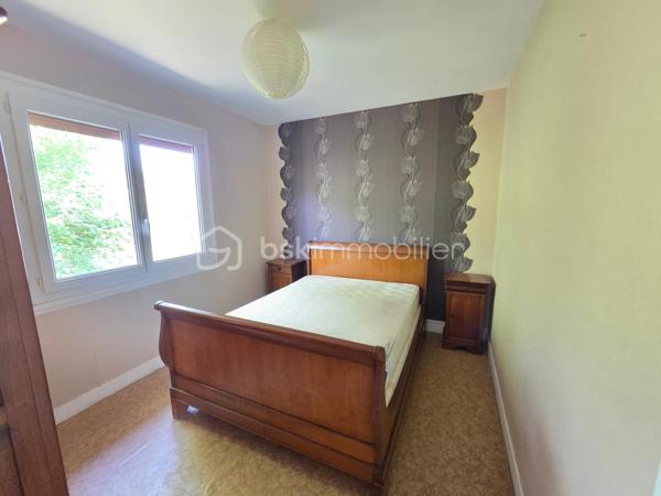 Magnifique maison sur rez-de-jardin à 44 m² à Chaulgnes.

Situé dans un joli coin de campagne à deux pas de l'accès à l'A77 et de toutes les commerce, commodités et écoles de la commune de Chaulgnes, nous vous présentons ce magnifique pavillon sur rez-de-jardin de 1975, d'une superficie habitable de 44 m², composée de 3 pièces, 2 chambres, cuisine aménagée et équipée, ouverte sur un salon séjour, salle d'eau avec wc, au rez-de-chaussée, buanderie, garage au sous-sol, balcon, le tout sur un beau terrain de 280 m², arboré entretenu et entièrement clos.

Cette maison dispose d'une véranda d'accueil donnant accès à une entrée avec une pièce de vie de 22 m² composée d'un espace cuisine aménagée ouvert sur un espace de salon séjour proposant un joli balcon bien orienté.
Cette pièce distribue une salle d'eau avec wc intégré, ainsi que de 2 chambres de 9,5 et 10 m².
En sous-sol, cette maison dispose d'un grand sous-sol de 43,5 m² avec un espace de garage de23m² ainsi qu'un atelier.

Tous les sols de cette maison sont en linoléum (salon, séjour, chambres), et en carrelage (salle d'eau et wc), elle comporte une isolation double vitrage pvc avec volets roulants mécaniques, un chauffage de type pompe à chaleur Air/Air (Climatisations réversibles),  ainsi qu'un ballon production d'eau chaude thermodynamique .
Elle possède des combles isolés et une toiture ardoisée..
A l’extérieur, cette maison dispose d'une parcelle d'environ 280 m² de terrain sans vis à vis, entièrement clôturé, arboré et entretenu.

Les plus: La qualité générale du bien, son coin de campagne tranquille dans un environnement calme proche des commodités du village, son aménagement intérieur, son mode chauffage, son sous sol et son garage.

Photos supplémentaires disponibles sur BSK IMMOBILIER > Nos conseillers > Olivier FRESLON
Pour tout renseignement complémentaire ou pour une visite, contactez moi au 07.62.78.13.13

Idéal pour un premier investissement ou pour une belle maison de campagne, cette maison est une belle opportunité à saisir!!!