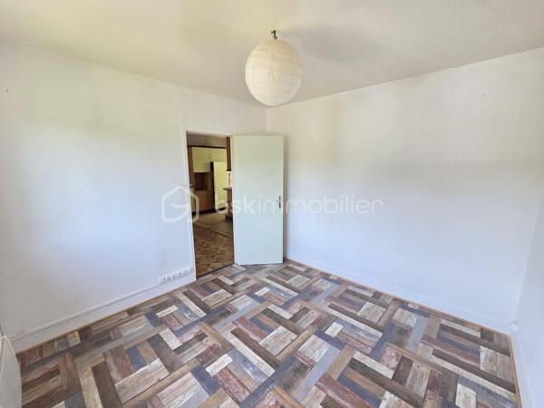 Magnifique maison sur rez-de-jardin à 44 m² à Chaulgnes.

Situé dans un joli coin de campagne à deux pas de l'accès à l'A77 et de toutes les commerce, commodités et écoles de la commune de Chaulgnes, nous vous présentons ce magnifique pavillon sur rez-de-jardin de 1975, d'une superficie habitable de 44 m², composée de 3 pièces, 2 chambres, cuisine aménagée et équipée, ouverte sur un salon séjour, salle d'eau avec wc, au rez-de-chaussée, buanderie, garage au sous-sol, balcon, le tout sur un beau terrain de 280 m², arboré entretenu et entièrement clos.

Cette maison dispose d'une véranda d'accueil donnant accès à une entrée avec une pièce de vie de 22 m² composée d'un espace cuisine aménagée ouvert sur un espace de salon séjour proposant un joli balcon bien orienté.
Cette pièce distribue une salle d'eau avec wc intégré, ainsi que de 2 chambres de 9,5 et 10 m².
En sous-sol, cette maison dispose d'un grand sous-sol de 43,5 m² avec un espace de garage de23m² ainsi qu'un atelier.

Tous les sols de cette maison sont en linoléum (salon, séjour, chambres), et en carrelage (salle d'eau et wc), elle comporte une isolation double vitrage pvc avec volets roulants mécaniques, un chauffage de type pompe à chaleur Air/Air (Climatisations réversibles),  ainsi qu'un ballon production d'eau chaude thermodynamique .
Elle possède des combles isolés et une toiture ardoisée..
A l’extérieur, cette maison dispose d'une parcelle d'environ 280 m² de terrain sans vis à vis, entièrement clôturé, arboré et entretenu.

Les plus: La qualité générale du bien, son coin de campagne tranquille dans un environnement calme proche des commodités du village, son aménagement intérieur, son mode chauffage, son sous sol et son garage.

Photos supplémentaires disponibles sur BSK IMMOBILIER > Nos conseillers > Olivier FRESLON
Pour tout renseignement complémentaire ou pour une visite, contactez moi au 07.62.78.13.13

Idéal pour un premier investissement ou pour une belle maison de campagne, cette maison est une belle opportunité à saisir!!!