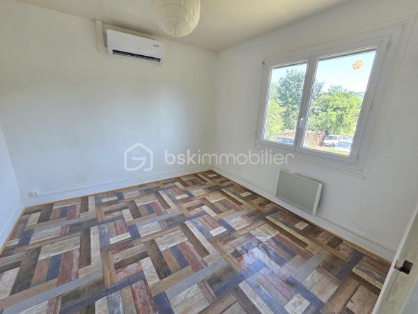 Magnifique maison sur rez-de-jardin à 44 m² à Chaulgnes.

Situé dans un joli coin de campagne à deux pas de l'accès à l'A77 et de toutes les commerce, commodités et écoles de la commune de Chaulgnes, nous vous présentons ce magnifique pavillon sur rez-de-jardin de 1975, d'une superficie habitable de 44 m², composée de 3 pièces, 2 chambres, cuisine aménagée et équipée, ouverte sur un salon séjour, salle d'eau avec wc, au rez-de-chaussée, buanderie, garage au sous-sol, balcon, le tout sur un beau terrain de 280 m², arboré entretenu et entièrement clos.

Cette maison dispose d'une véranda d'accueil donnant accès à une entrée avec une pièce de vie de 22 m² composée d'un espace cuisine aménagée ouvert sur un espace de salon séjour proposant un joli balcon bien orienté.
Cette pièce distribue une salle d'eau avec wc intégré, ainsi que de 2 chambres de 9,5 et 10 m².
En sous-sol, cette maison dispose d'un grand sous-sol de 43,5 m² avec un espace de garage de23m² ainsi qu'un atelier.

Tous les sols de cette maison sont en linoléum (salon, séjour, chambres), et en carrelage (salle d'eau et wc), elle comporte une isolation double vitrage pvc avec volets roulants mécaniques, un chauffage de type pompe à chaleur Air/Air (Climatisations réversibles),  ainsi qu'un ballon production d'eau chaude thermodynamique .
Elle possède des combles isolés et une toiture ardoisée..
A l’extérieur, cette maison dispose d'une parcelle d'environ 280 m² de terrain sans vis à vis, entièrement clôturé, arboré et entretenu.

Les plus: La qualité générale du bien, son coin de campagne tranquille dans un environnement calme proche des commodités du village, son aménagement intérieur, son mode chauffage, son sous sol et son garage.

Photos supplémentaires disponibles sur BSK IMMOBILIER > Nos conseillers > Olivier FRESLON
Pour tout renseignement complémentaire ou pour une visite, contactez moi au 07.62.78.13.13

Idéal pour un premier investissement ou pour une belle maison de campagne, cette maison est une belle opportunité à saisir!!!