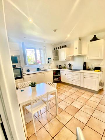 A deux pas du centre d'Andernos Les Bains , au calme absolu , une maison de plain-pied clé en main