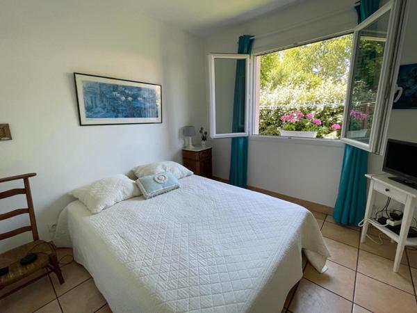 A deux pas du centre d'Andernos Les Bains , au calme absolu , une maison de plain-pied clé en main