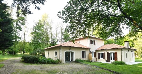 Maison de quatre chambres avec 14 hectares et un lac.