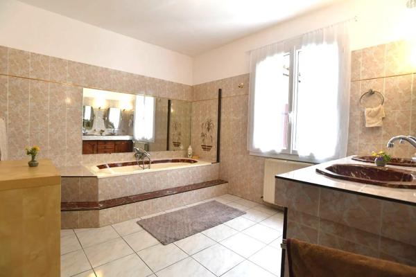 Maison de quatre chambres avec 14 hectares et un lac.