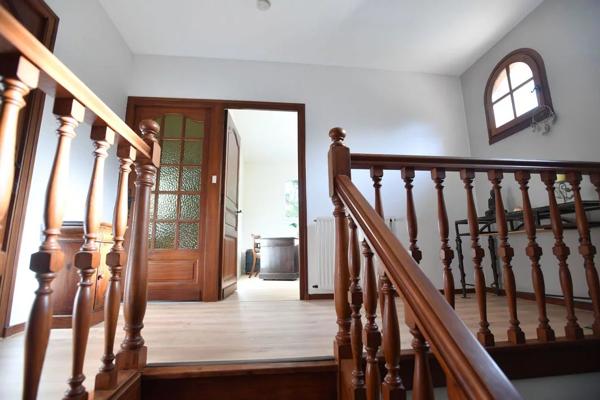 Maison de quatre chambres avec 14 hectares et un lac.