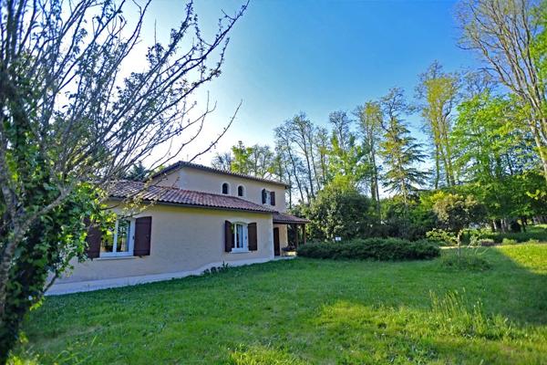 Maison de quatre chambres avec 14 hectares et un lac.
