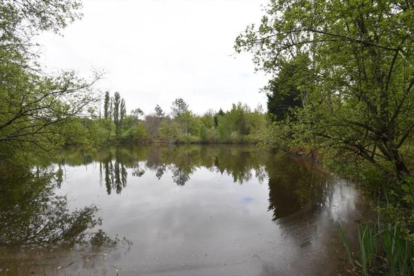 Maison de quatre chambres avec 14 hectares et un lac.
