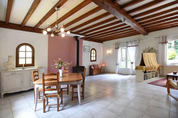 Maison de quatre chambres avec 14 hectares et un lac.