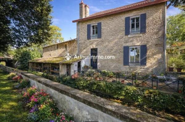 Vente                                                      Maison
                        
                     8 pièces                      260 m2                     à Saint-Jean-d'Angély