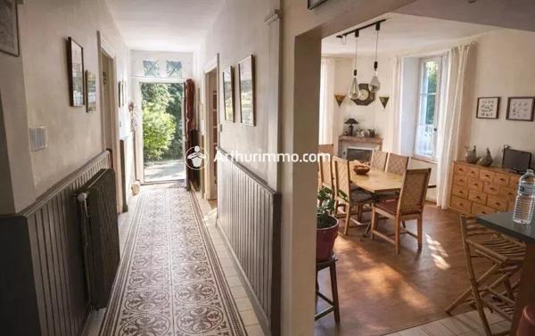 Vente                                                      Maison
                        
                     8 pièces                      260 m2                     à Saint-Jean-d'Angély