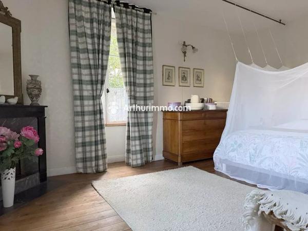 Vente                                                      Maison
                        
                     8 pièces                      260 m2                     à Saint-Jean-d'Angély