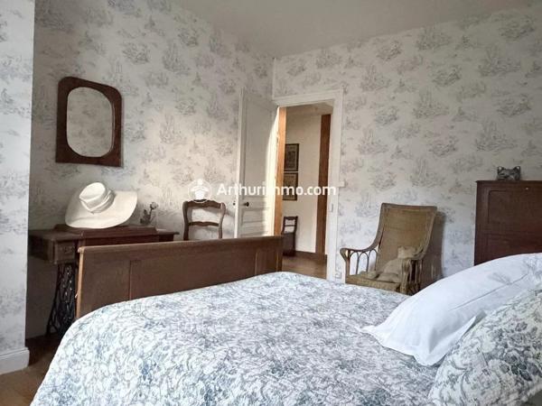 Vente                                                      Maison
                        
                     8 pièces                      260 m2                     à Saint-Jean-d'Angély