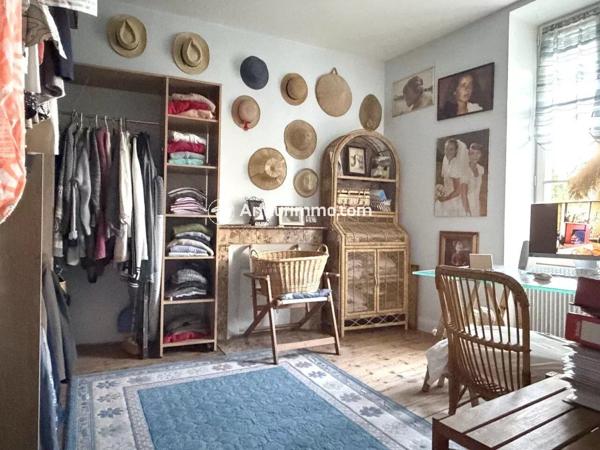Vente                                                      Maison
                        
                     8 pièces                      260 m2                     à Saint-Jean-d'Angély