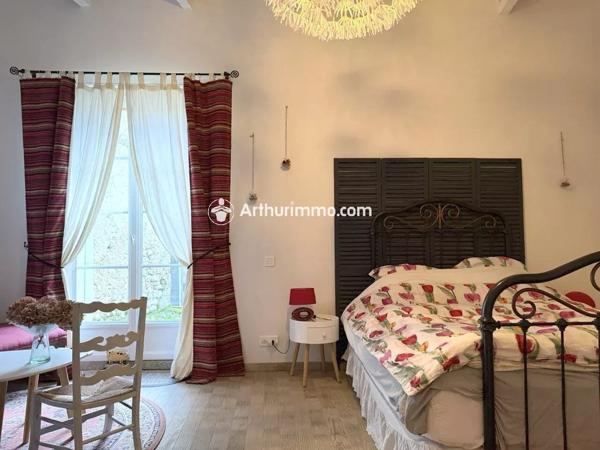 Vente                                                      Maison
                        
                     8 pièces                      260 m2                     à Saint-Jean-d'Angély
