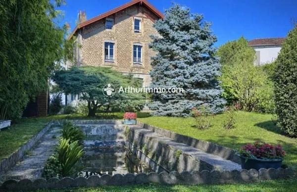 Vente                                                      Maison
                        
                     8 pièces                      260 m2                     à Saint-Jean-d'Angély