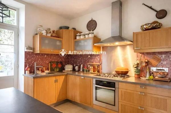 Vente                                                      Maison
                        
                     8 pièces                      260 m2                     à Saint-Jean-d'Angély