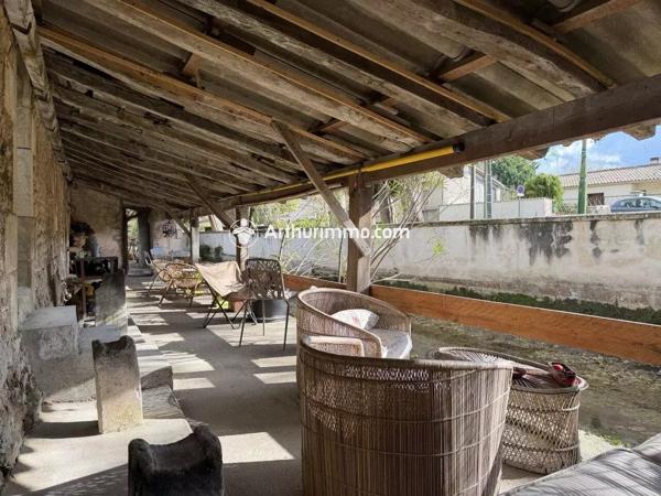 Vente                                                      Maison
                        
                     8 pièces                      260 m2                     à Saint-Jean-d'Angély