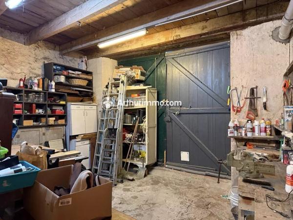 Vente                                                      Maison
                        
                     8 pièces                      260 m2                     à Saint-Jean-d'Angély
